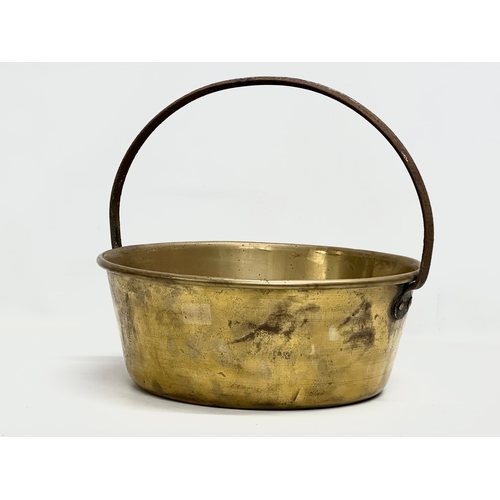 356 - A Victorian brass jam pan/jelly pan. 39x37x35cm