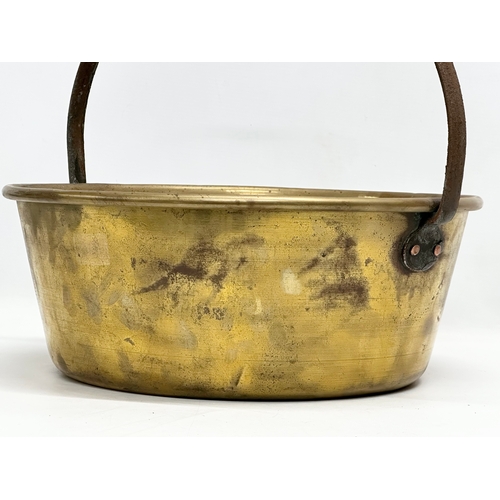 356 - A Victorian brass jam pan/jelly pan. 39x37x35cm