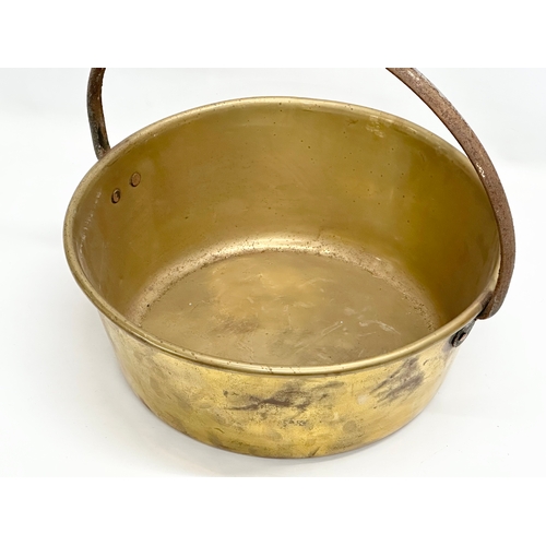 356 - A Victorian brass jam pan/jelly pan. 39x37x35cm