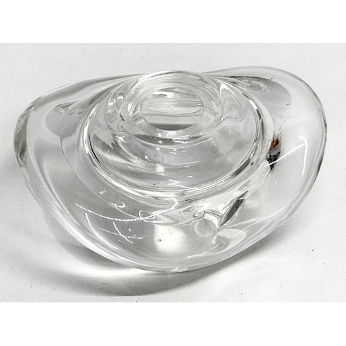 31 - Henryk Albin Tomaszewski. A rare Late 20th Century glass composition hand warmer. 1970-1980. 19x16x8... 