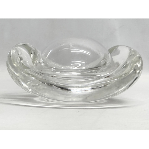 31 - Henryk Albin Tomaszewski. A rare Late 20th Century glass composition hand warmer. 1970-1980. 19x16x8... 