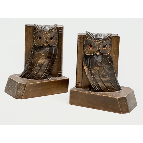 565 - 2 pairs of Early 20th Century bookends. A pair of wooden owl bookends with glass eyes and a pair of ... 