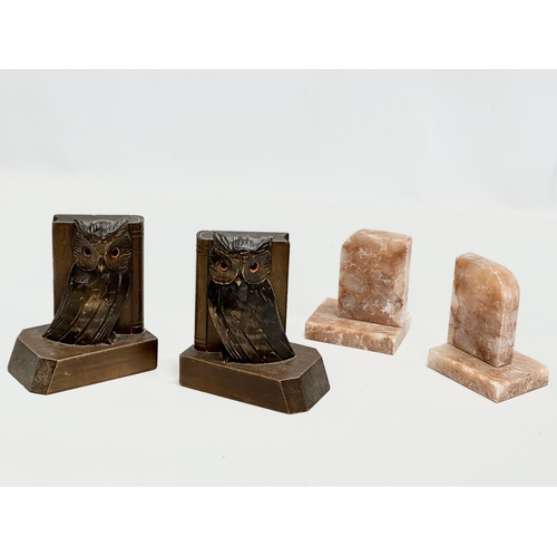 565 - 2 pairs of Early 20th Century bookends. A pair of wooden owl bookends with glass eyes and a pair of ... 