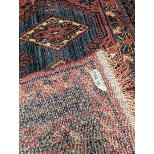 1189 - A Middle Eastern style hand knotted rug. 144x92cm