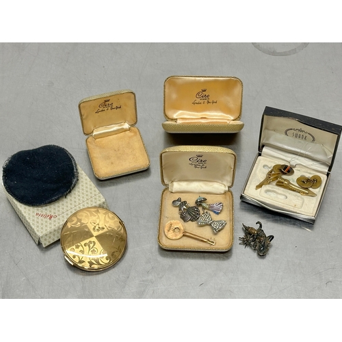 54 - Vintage jewellery brooches, compact and boxes.