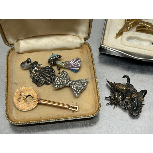 54 - Vintage jewellery brooches, compact and boxes.