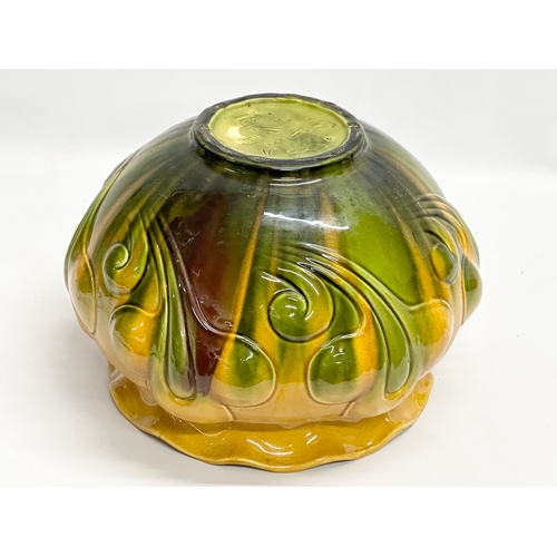 183 - A large Late 19th Century English Majolica jardiniere by Bretby. 36x25cm.