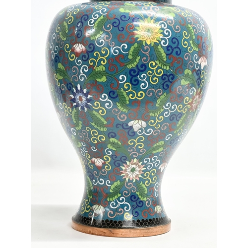 89 - A large Late 19th/Early 20th Century Chinese cloisonné enamelled jar with cover. 22x44cm