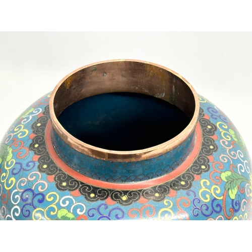 89 - A large Late 19th/Early 20th Century Chinese cloisonné enamelled jar with cover. 22x44cm