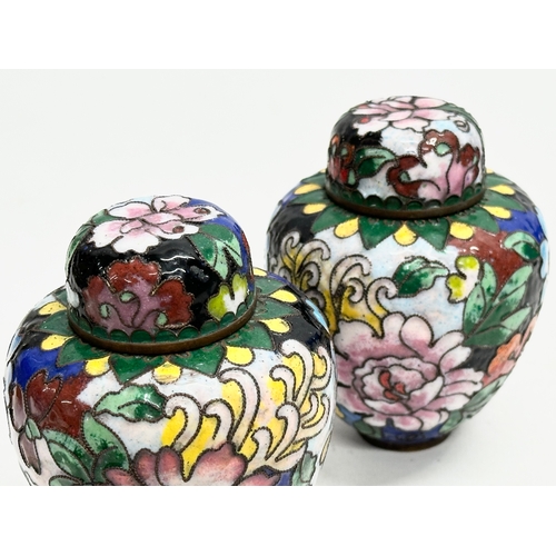 91 - A pair of Early 20th Century Chinese cloisonné enamelled jars with covers. 7x9cm