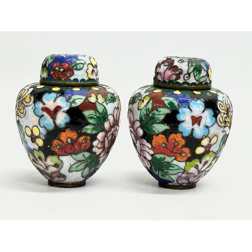 91 - A pair of Early 20th Century Chinese cloisonné enamelled jars with covers. 7x9cm