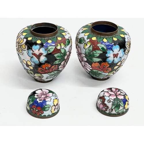 91 - A pair of Early 20th Century Chinese cloisonné enamelled jars with covers. 7x9cm