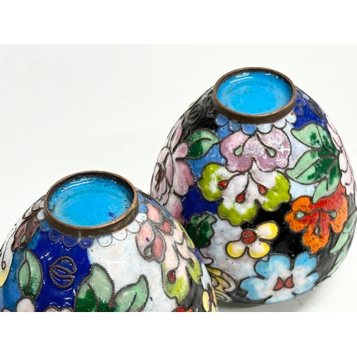 91 - A pair of Early 20th Century Chinese cloisonné enamelled jars with covers. 7x9cm