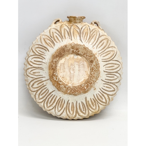 2 - An ancient Song Dynasty (970-1279) Chinese Cizhou flask. A decorated stoneware vessel with glazed Fo... 