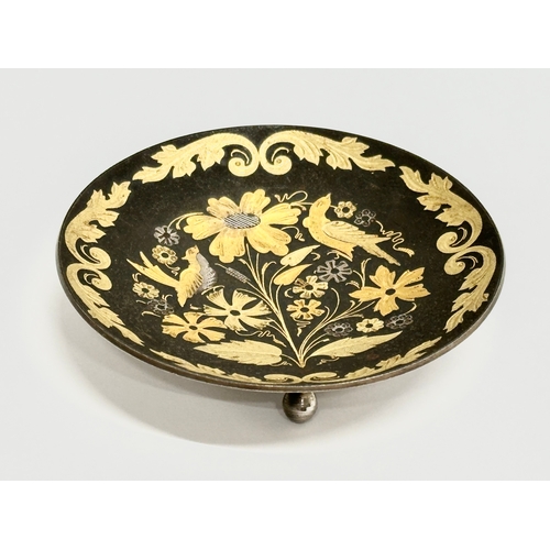 410 - A gold inlaid Toledo Ware Damascene 3 footed dish. 9cm