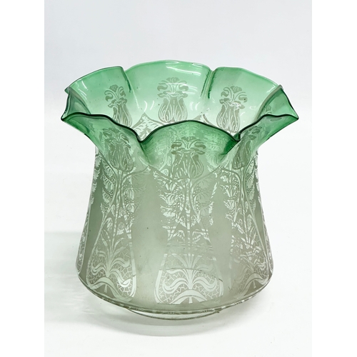 193 - A Victorian glass oil lamp shade and bowl. 19.5x17.5cm.