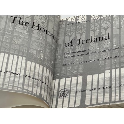 264 - The Houses of Ireland. Brian De Breffny and Rosemary Ffolliot. 1975.