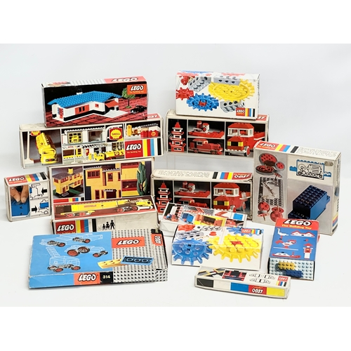 420 - A collection of vintage LEGO in boxes.