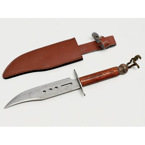 423I - A Rambo style hunting knife. 35cm