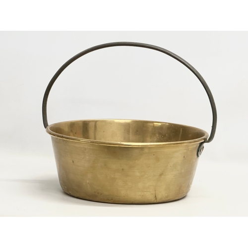 452C - A Victorian brass jam pan/jelly pan. 40x37x34cm