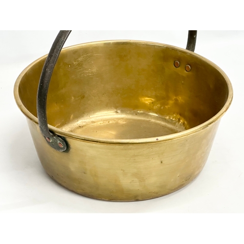 452C - A Victorian brass jam pan/jelly pan. 40x37x34cm