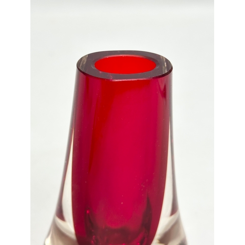 101 - Geoffrey Baxter. A 1970’s Sommerso glass Teardrop vase designed by Geoffrey Baxter for Whitefriars. ... 