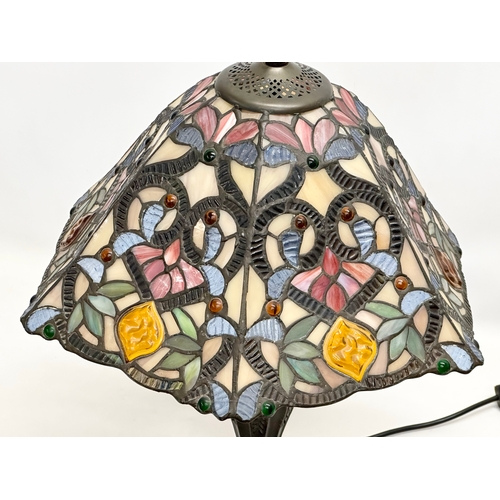 122 - A large Tiffany style table lamp. 40x35x56cm