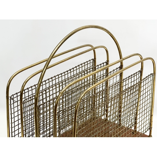 195 - An Edwardian (Edward VII) brass and mahogany paper rack/magazine rack. 41x25x42cm