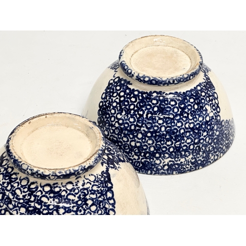 196 - A pair of 19th Century blue and white sponge ware bowls. 18x9.5cm