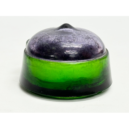 43 - A Late 19th/Early 20th Century Bristol Green glass inkwell. 10x9x6cm.