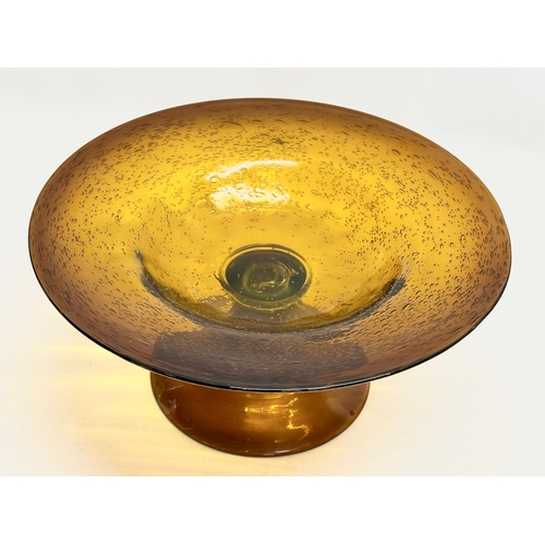 157 - A large amber glass controlled bubble, footed centrepiece bowl. Possibly by La Verrerie de Biot. Fra... 