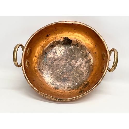 204 - A large 19th Century Victorian copper preserve pan. 46x37x17cm.