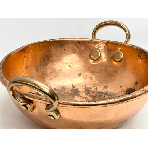 204 - A large 19th Century Victorian copper preserve pan. 46x37x17cm.