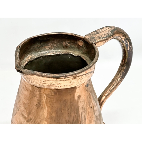 205 - An Early/Mid 19th Century copper measuring jug. 1820-1850. 26x17x26cm.