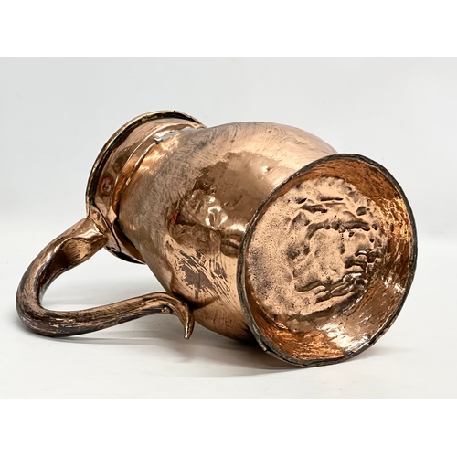 205 - An Early/Mid 19th Century copper measuring jug. 1820-1850. 26x17x26cm.