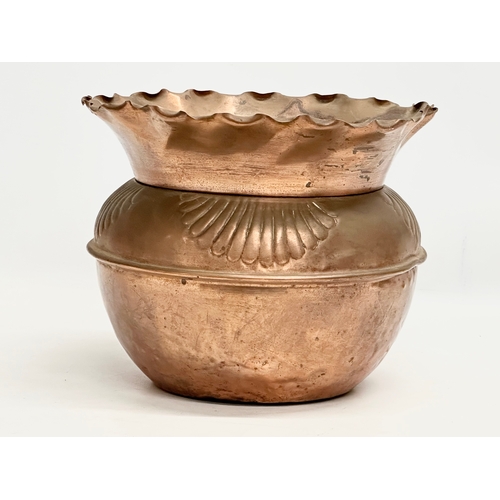 208 - An Early 20th Century copper jardiniere/planter. Circa 1900-1910. 27x21cm.