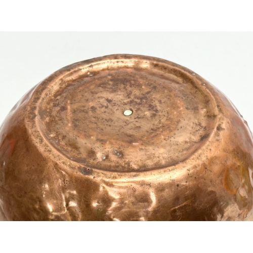 208 - An Early 20th Century copper jardiniere/planter. Circa 1900-1910. 27x21cm.