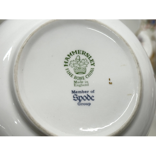 332 - A 42 piece Hammersley Fine Bone China ‘Howard Sprays’ tea service. Spode Group. Late 20th Century. 1... 