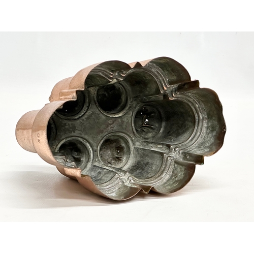 307 - A Victorian copper jelly mould. 15.5x10.5x11.5cm.