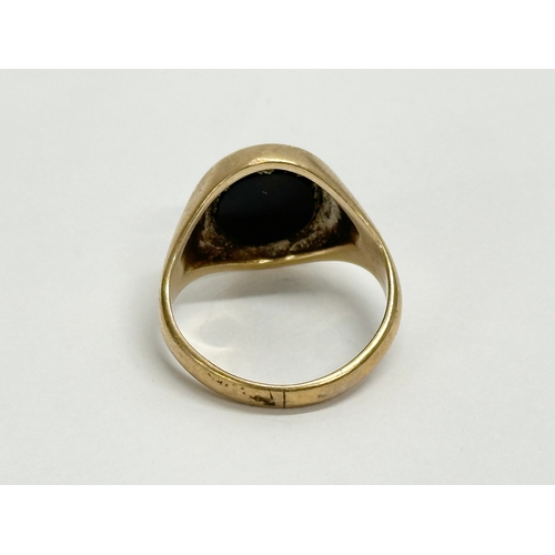 463 - A vintage 9ct gold signet ring. 4.97 grams.