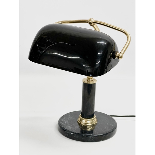 402 - A marble and brass bankers lamp/desk lamp. 25x33cm