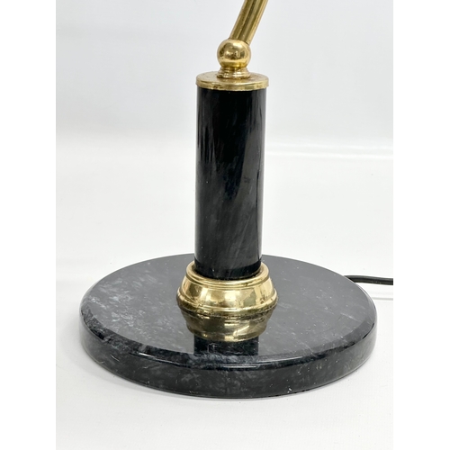 402 - A marble and brass bankers lamp/desk lamp. 25x33cm