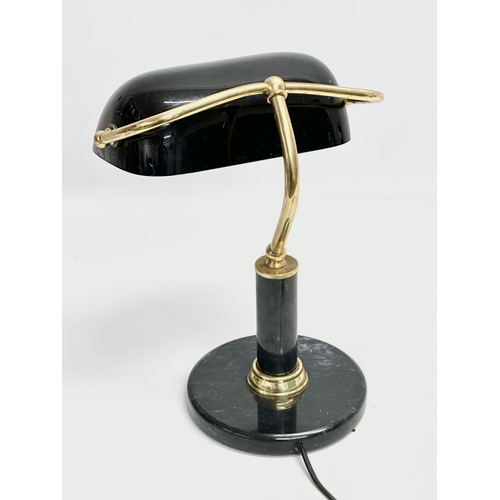 402 - A marble and brass bankers lamp/desk lamp. 25x33cm