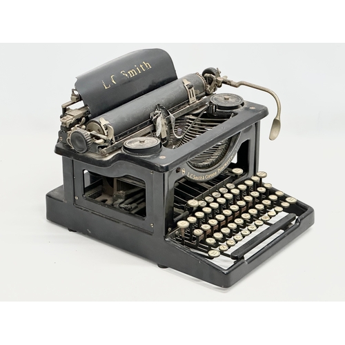 100 - An Early 20th Century L.C. Smith & Corona typewriter. 26x37x25cm