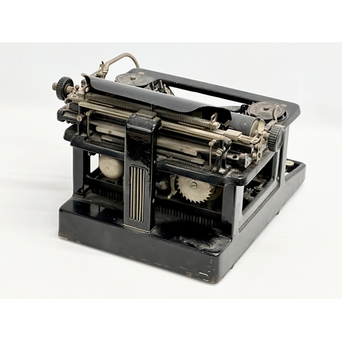 100 - An Early 20th Century L.C. Smith & Corona typewriter. 26x37x25cm