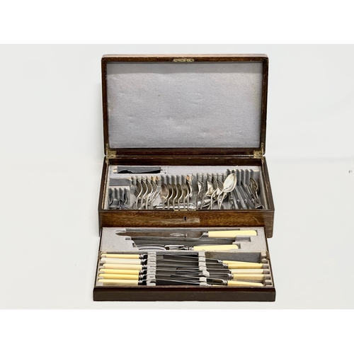 429 - A large vintage canteen of cutlery.41.5x26x10.5cm.