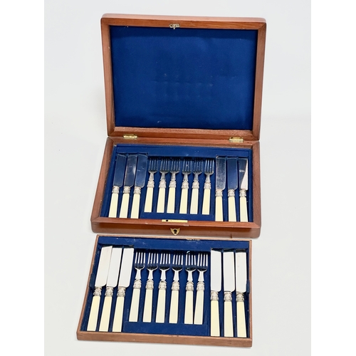 430 - An Early 20th Century silver plated cutlery set in case. 29x24.5x5cm.