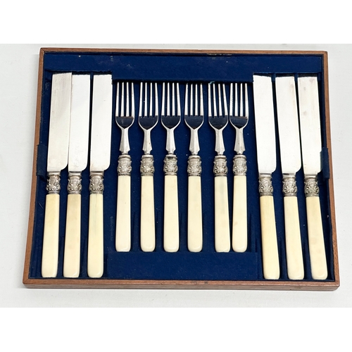 430 - An Early 20th Century silver plated cutlery set in case. 29x24.5x5cm.