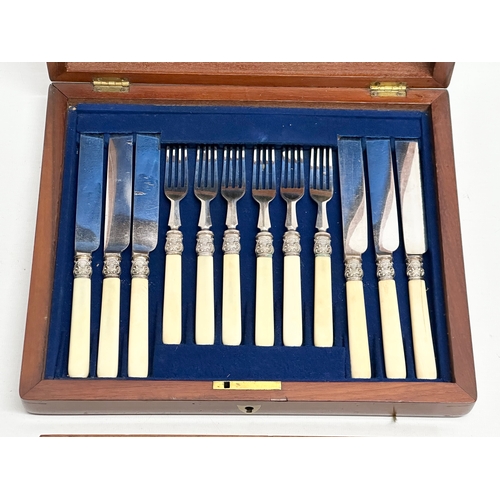 430 - An Early 20th Century silver plated cutlery set in case. 29x24.5x5cm.