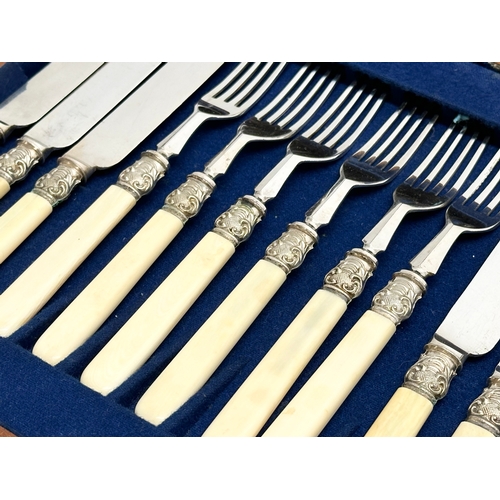 430 - An Early 20th Century silver plated cutlery set in case. 29x24.5x5cm.